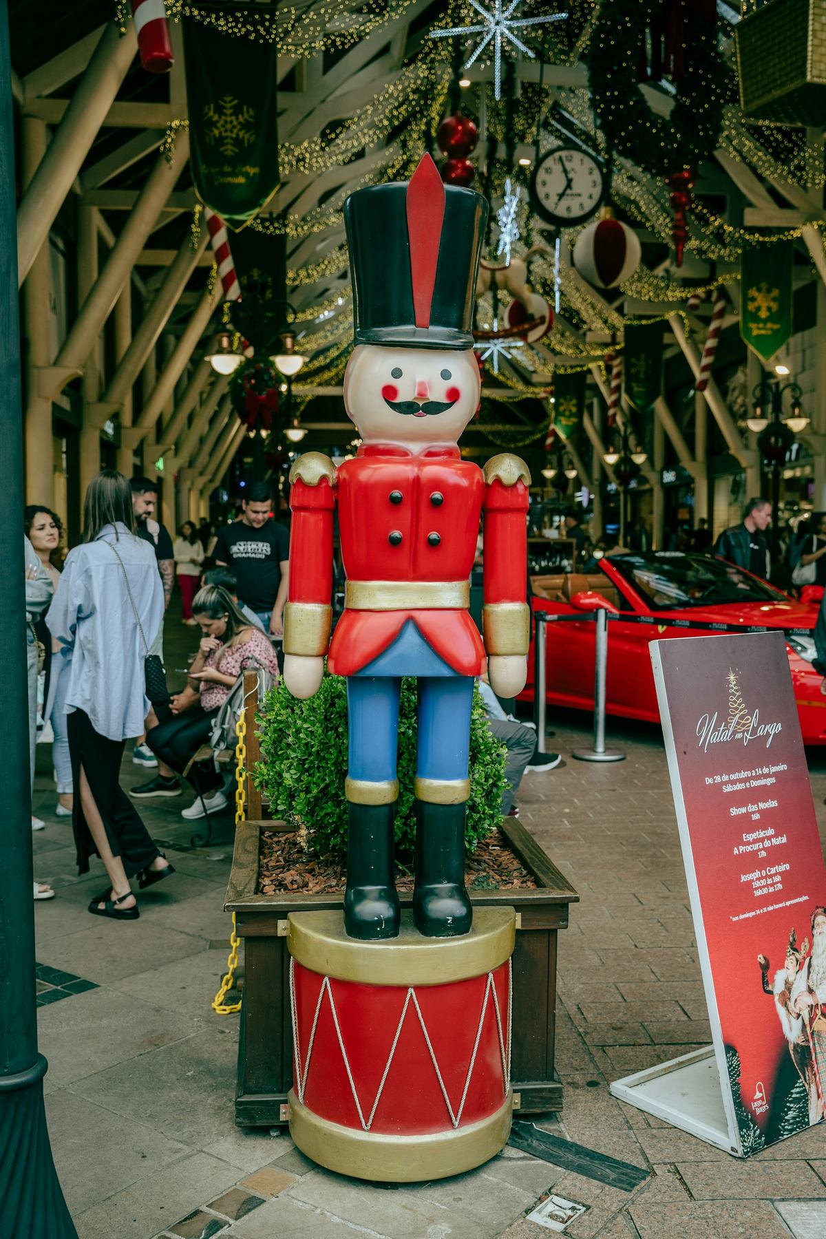 Quebra-nozes gigante em decoração de Natal