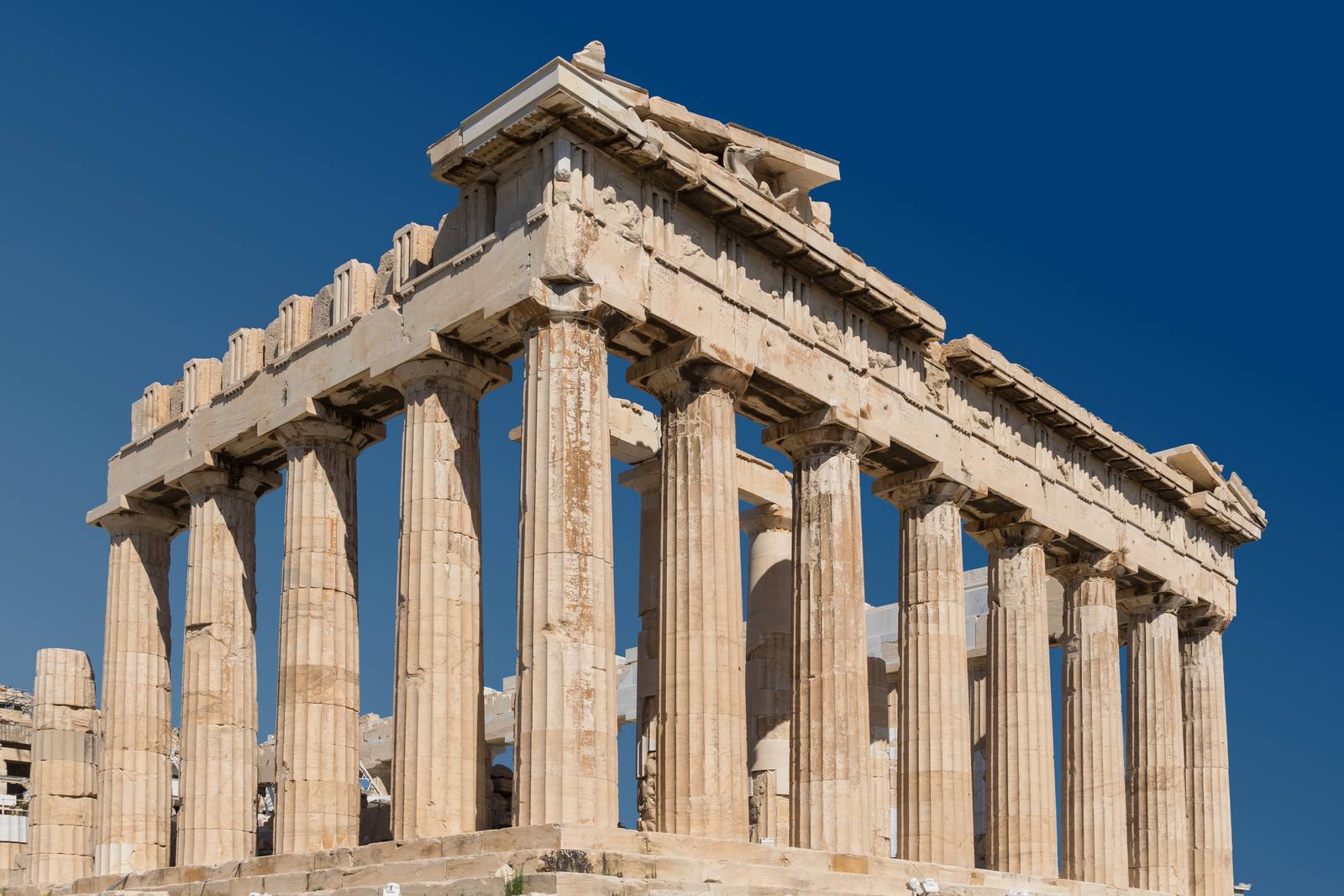 O Partenon, na Acrópole de Atenas, com as colunas douradas sob o céu azul
