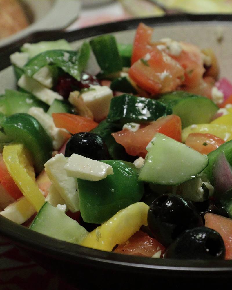 Salada grega com tomate, pepino, azeitona e queijo feta numa tigela