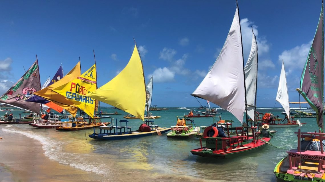 Jangadas com velas coloridas na beira do mar em Porto de Galinhas