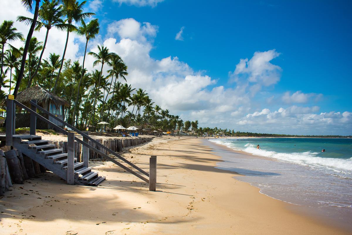 Praia de Maracaípe com ondas e coqueiros