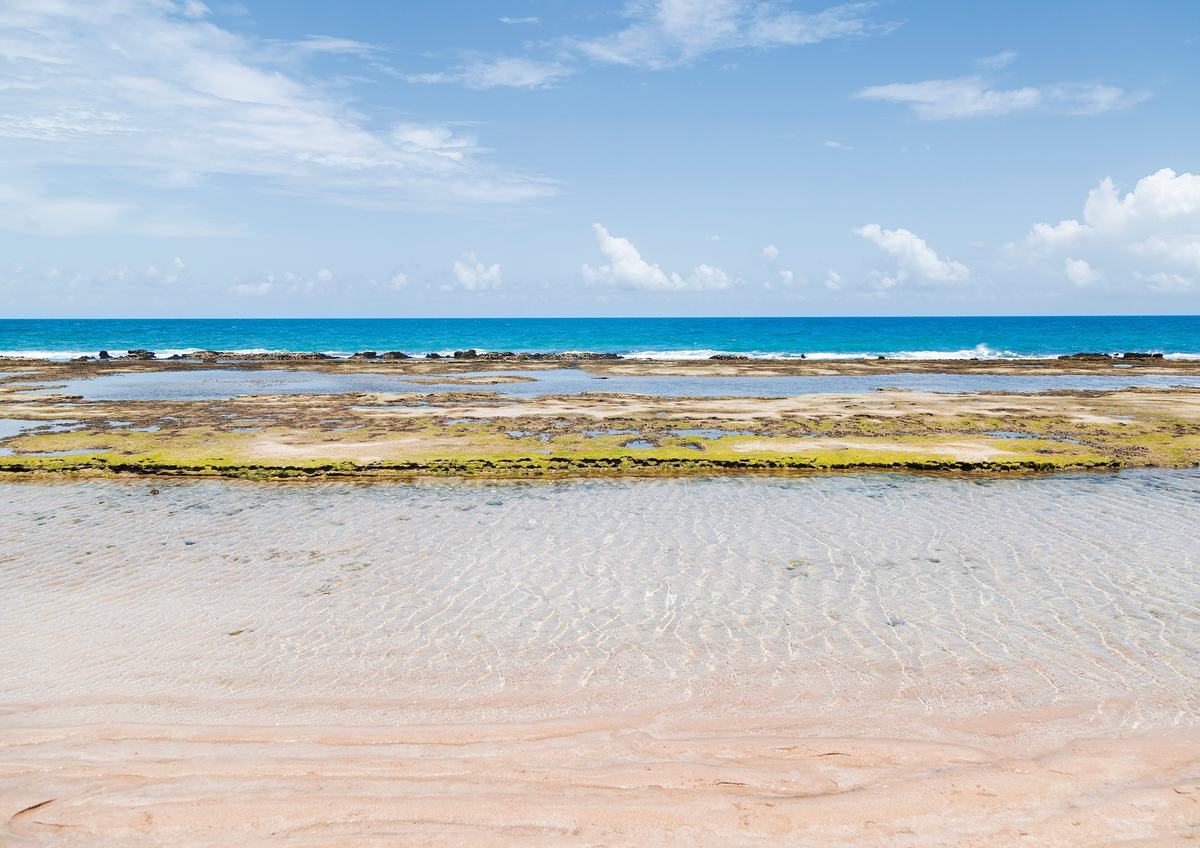 Praia de Muro Alto com recife e mar calmo